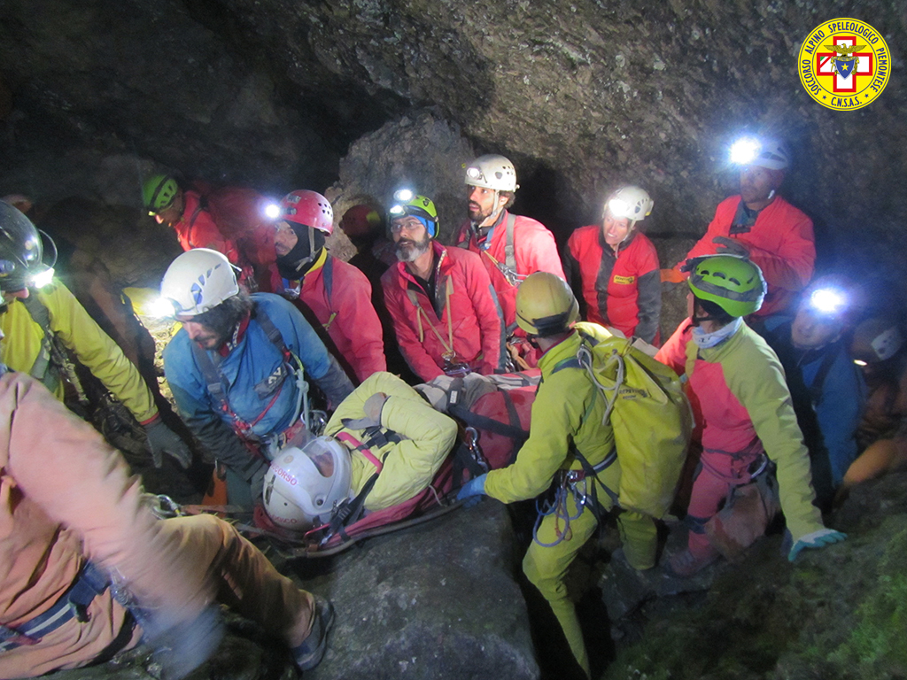 Soccorso Alpino: nuove tecniche avanzate di movimentazione di un ferito in ambiente ostile nella Grotta di Piaggia Bella (CN)
